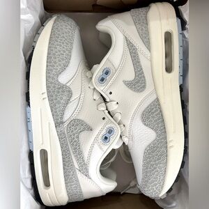 Women’s/Girl Nike sneakers